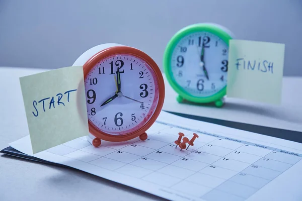 Time management deadline and schedule concept: stickers pasted on the table clock and red pushpin — Stock Photo, Image