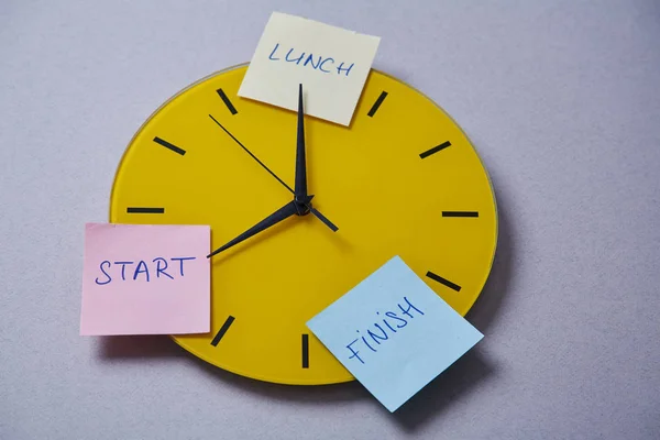 Plazo de gestión del tiempo y el concepto de horario: reloj amarillo cubierto con pegatinas — Foto de Stock