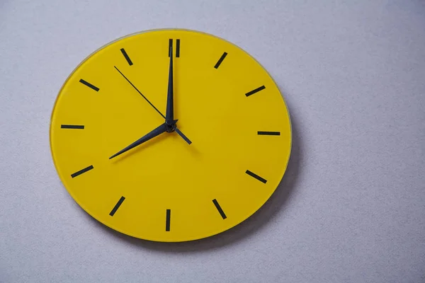 Time management deadline and schedule concept: yellow clock. Close up — Stock Photo, Image