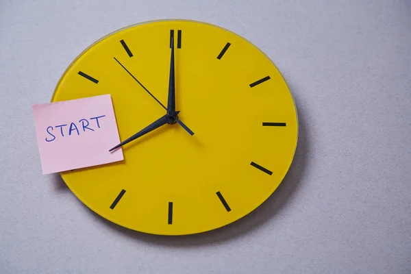 Plazo de gestión del tiempo y el concepto de horario: reloj amarillo cubierto con pegatinas —  Fotos de Stock