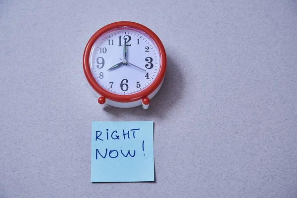 Time management deadline and schedule concept: alarm clock and stickers with different inscriptions — Stock Photo, Image