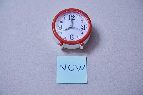 时间管理期限和时间表概念: 闹钟和不同题字的贴纸 — 图库照片