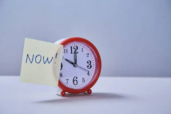 Time management deadline and schedule concept: alarm clock and stickers with different inscriptions — Stock Photo, Image