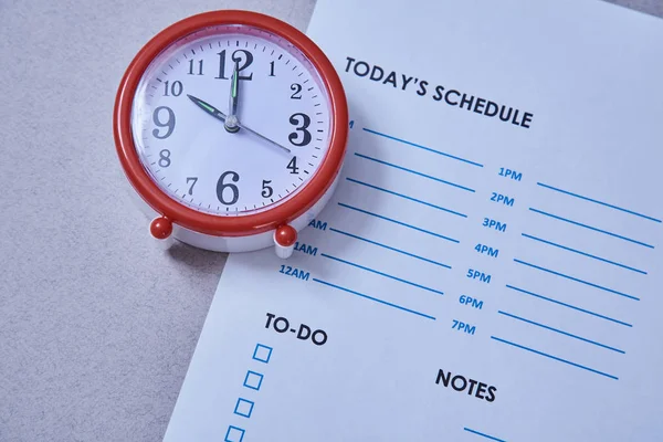 Zaman yönetimi son tarih ve zamanlama kavramı: zamanlama arka planda çalar saat.