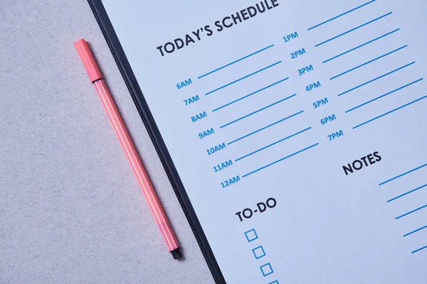 Керування часом та концепція розкладу: таблиця розкладів та ручка на сірому фоні — стокове фото