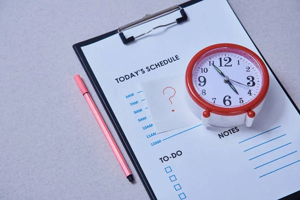 Time management deadline and schedule concept: alarm clock on the background of the schedule. — Stock Photo, Image