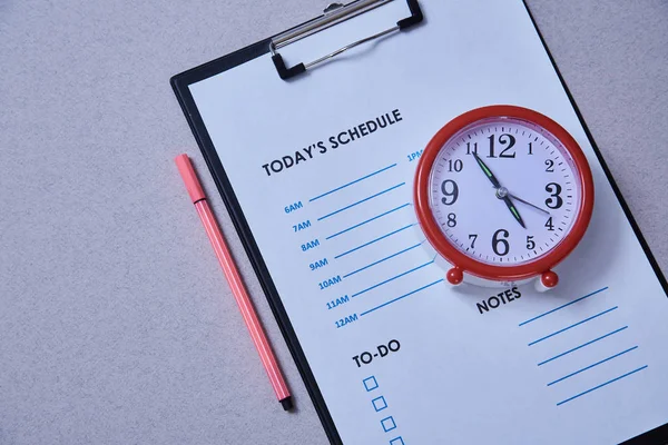 Time management deadline and schedule concept: alarm clock on the background of the schedule. — Stock Photo, Image