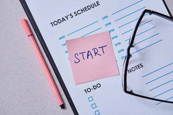 Tids planering deadline och schema koncept: schema blad och klister märke med inskription på grå bakgrund — Stockfoto