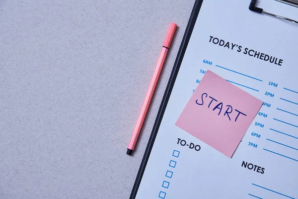 Zaman yönetimi son tarih ve zamanlama kavramı: gri arka planda yazıt ile program sayfası ve Sticker