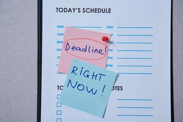 Plazo de gestión del tiempo y concepto de horario: hoja de programación y pegatina con inscripción sobre fondo gris — Foto de Stock