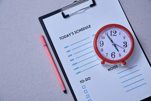 Zaman yönetimi son tarih ve zamanlama kavramı: zamanlama arka planda çalar saat. — Stok fotoğraf
