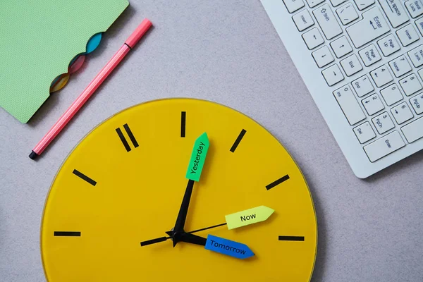 Plazo de gestión del tiempo y concepto de horario: reloj, cuaderno y teclado sobre fondo gris. Puesta plana —  Fotos de Stock