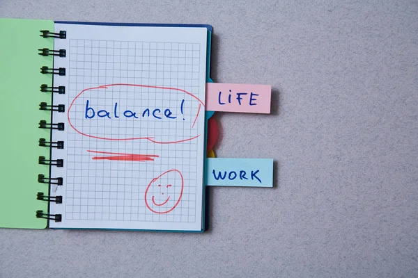 Concepto de elección de equilibrio de vida laboral. Pegatinas con inscripciones en un cuaderno . — Foto de Stock