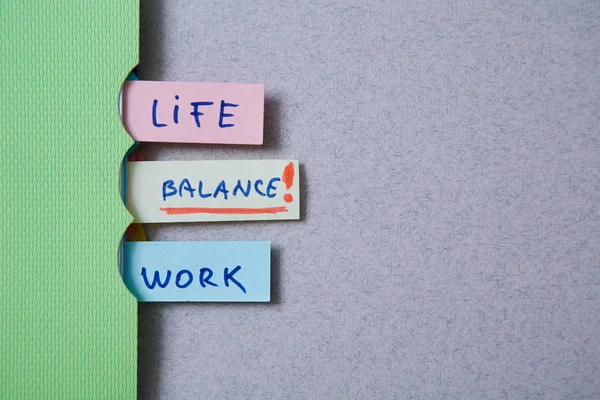 工作生活平衡选择的概念。 笔记本上有题字的贴纸. — 图库照片