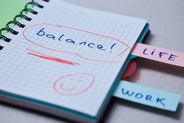 工作生活平衡选择的概念。 笔记本上有题字的贴纸. — 图库照片