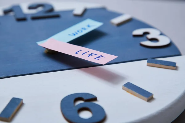 Hayat dengesi seçimi kavramı üzerinde çalış. Saat kapanışı ve oklar söylüyor