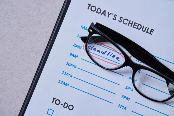 Концепция управления сроками и графиком: расписание с надписью и очками . — стоковое фото