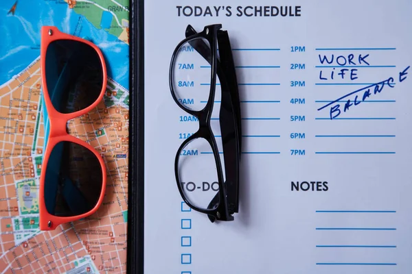 Концепция выбора баланса трудовой жизни: цветные солнцезащитные очки и строгие офисные очки — стоковое фото