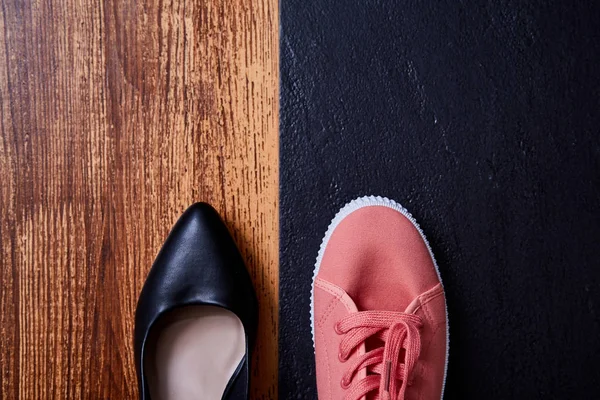 Concepto de elección del equilibrio de la vida laboral: zapatillas de deporte de color o zapatos deportivos y zapatos de oficina estrictos —  Fotos de Stock