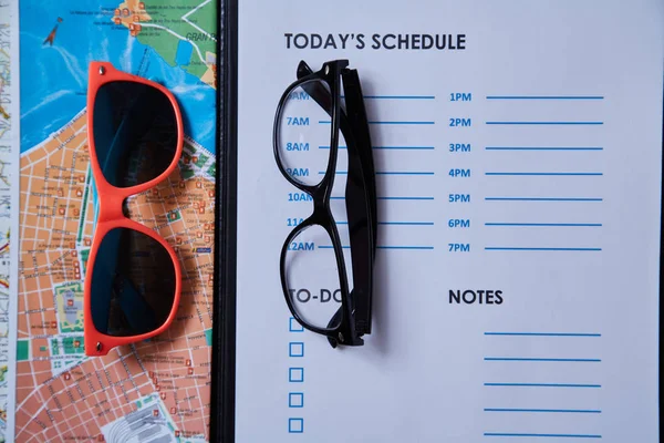 Концепція балансу життя: кольорові сонцезахисні окуляри та суворі офісні окуляри — стокове фото