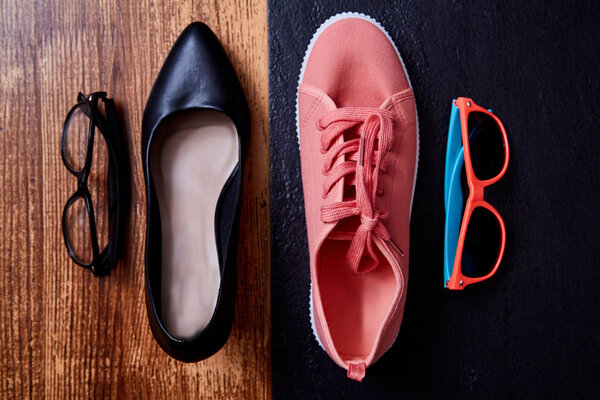 Концепция выбора баланса трудовой жизни: цветные кроссовки или спортивная обувь и строгая офисная обувь
