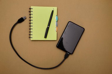 Bloglama, blog ve blogger veya sosyal medya kavramı: not defteri ve arka planda harici bir sabit disk. Düz yatıyordu.