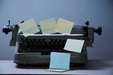 Edebiyat bloglama, blog ve blogger veya sosyal medya kavramı: eski daktilo ve çıkartmalar.