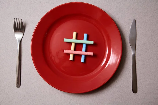 Food-Blogging, Blog und Blogger oder Social-Media-Konzept: Symbol-Hashtag auf dem roten Teller. flache Lage — Stockfoto