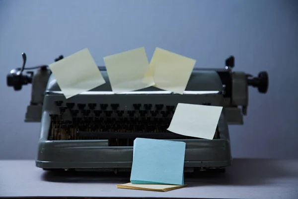 Литературный блог, блог и блоггер или концепция социальных медиа: старая пишущая машинка и наклейки . — стоковое фото