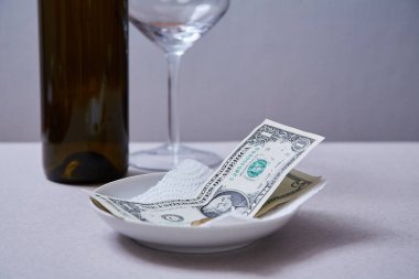 Restoran ipuçları veya bahşiş. Bir tabakta banknotlar ve madeni paralar