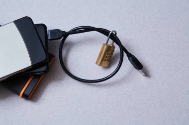 Bilgisayar veya internet güvenliği. Veri koruma konsepti: harici sabit disk ve kilit