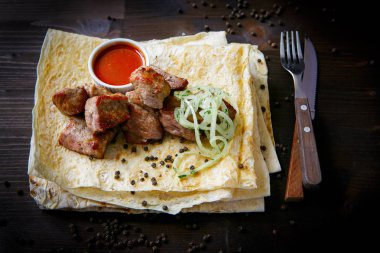 Restoran menüsü için ızgara yemekleri. Ahşap arka plan. Izgara domuz boyun ve soğan