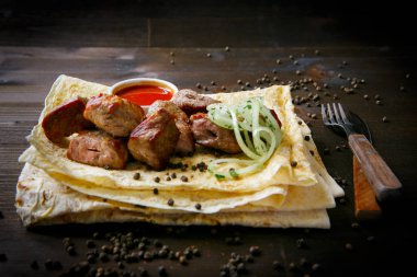 Restoran menüsü için ızgara yemekleri. Ahşap arka plan. Izgara domuz boyun ve soğan