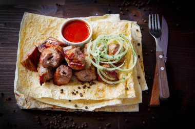 Restoran menüsü için ızgara yemekleri. Ahşap arka plan. Izgara dana eti veya domuz eti ve pide ve soğan.