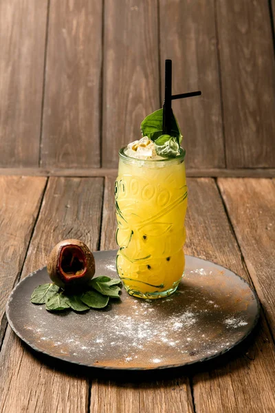 Lemonade or juice. Alcohol drink or cocktail. Images for bar or restaurant menu. Drink with ice in glass on the plate — Stock Photo, Image