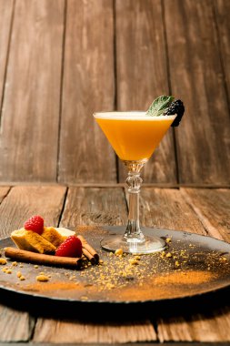 Limonata ya da meyve suyu. Alkol içeceği ya da kokteyl. Bar veya restoran menüsü için resimler. Martini cam buz ile İçecek.