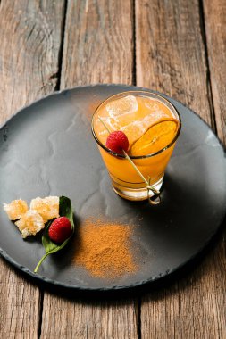Limonata ya da meyve suyu. Alkol içeceği ya da kokteyl. Bar veya restoran menüsü için resimler. Portakal içeceği çilek ile servis edilir.