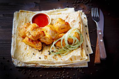 Restoran menüsü için ızgara yemekleri. Ahşap arka plan. Tavuk eti veya fileto, sos ve pide