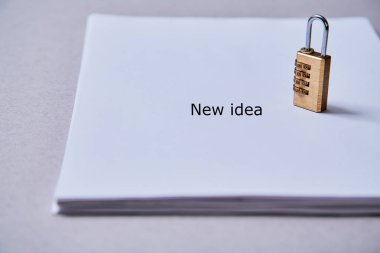 Patent , telif hakkı veya Entelektüel koruma kavramı: yazıt ile kağıt yaprak bir paket üzerinde yatan kilit.