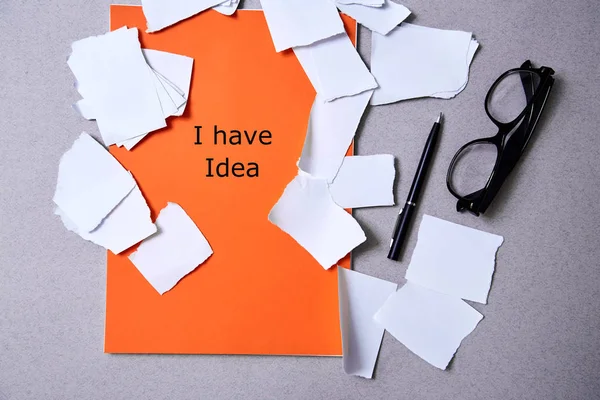 Inspiration, Einsicht oder gute Idee: Aufgerissenes Papier um ein leeres orangefarbenes Blatt Papier. — Stockfoto