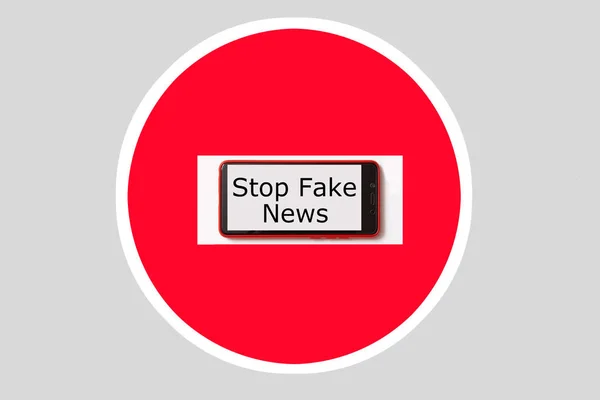 Fałszywe wiadomości, dezinformacja lub fałszywe informacje i koncepcji propagandy. Smartfon w formie znaku drogowego. — Zdjęcie stockowe