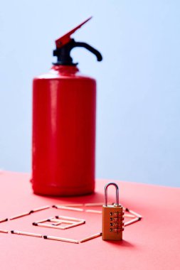 Yangın güvenliği veya güvenlik ve koruma konsepti. Bir yangın extingui