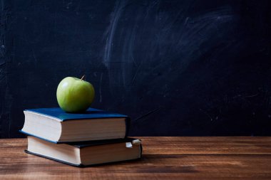 Okula, üniversiteye veya öğrenciye ve eğitim anlayışına geri dönelim. Okul için kitaplar, elma ve aksesuarlar