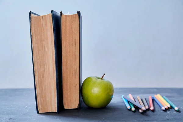 학교, 대학 또는 학생 및 교육 개념으로 돌아갑니다. 학교용 도서, 사과 및 액세서리 — 스톡 사진