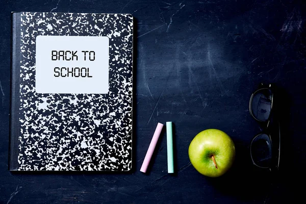 학교 또는 학생 및 교육 개념으로 돌아갑니다. 맨 위 보기. 플랫 레이. 학교 노트북, 크레용, 사과. — 스톡 사진