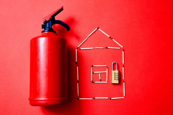 Brandschutz oder Sicherheits- und Schutzkonzept. ein Feuerlöscher, die Figur des Hauses und das Schloss. — Stockfoto