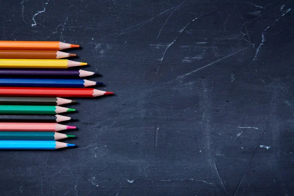 학교 또는 학생 및 교육 개념으로 돌아갑니다. 맨 위 보기. 레이아웃. 칠판에 색연필 — 스톡 사진