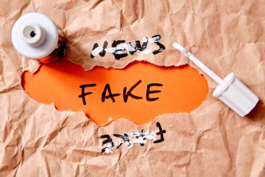 Sahte Haberler, kötü bilgiler, yanlış bilgi ve propaganda konsepti. Parçalayıcı kağıt, yazıt ve düzeltici