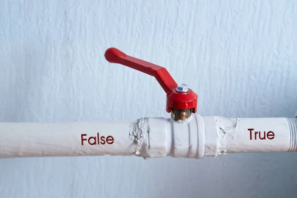 Sahte Haberler, kötü bilgiler, yanlış bilgi ve propaganda konsepti. Musluk ve kelimeler