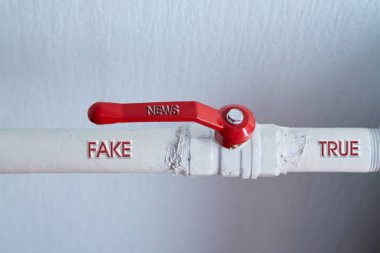 Sahte Haberler, kötü bilgiler, yanlış bilgi ve propaganda konsepti. Musluk ve kelimeler